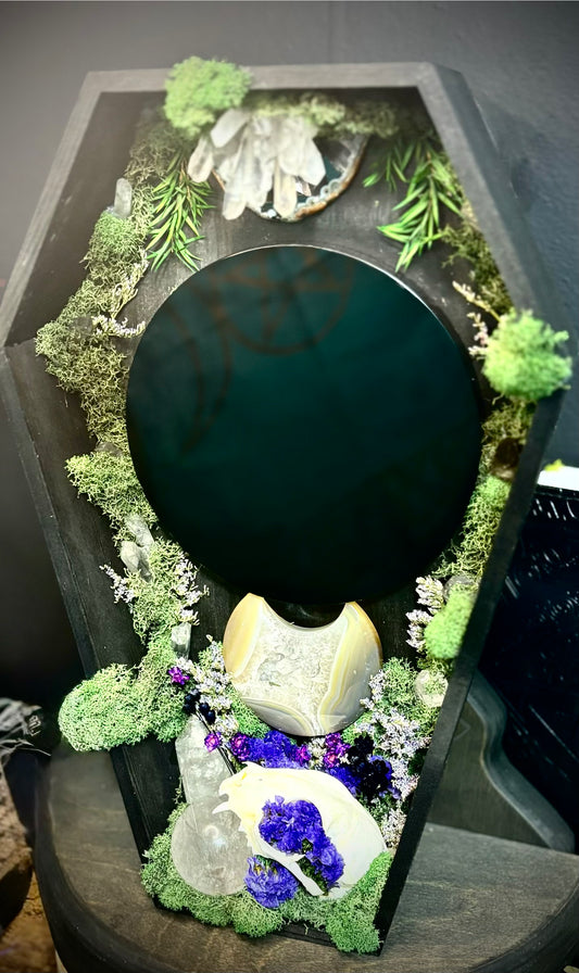 The Familiar’s Reliquary Scrying Mirror