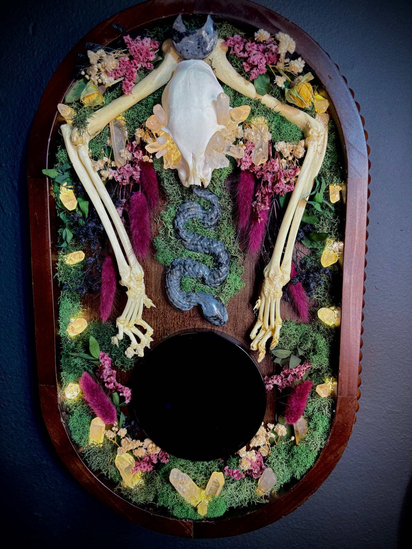 Familiars rest scrying mirror