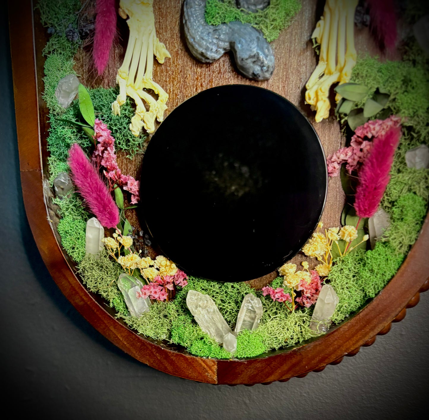 Familiars rest scrying mirror
