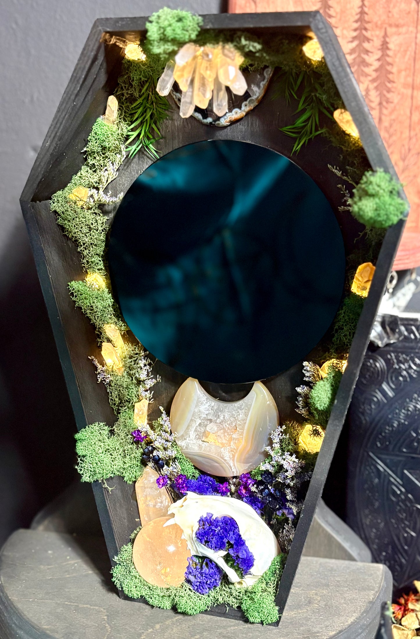 The Familiar’s Reliquary Scrying Mirror